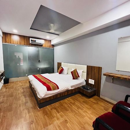 The Valentine Hotel สุรัต ภายนอก รูปภาพ