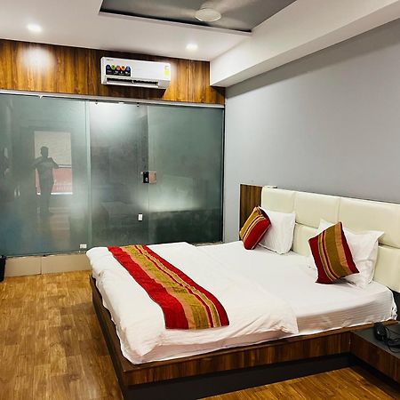 The Valentine Hotel สุรัต ภายนอก รูปภาพ
