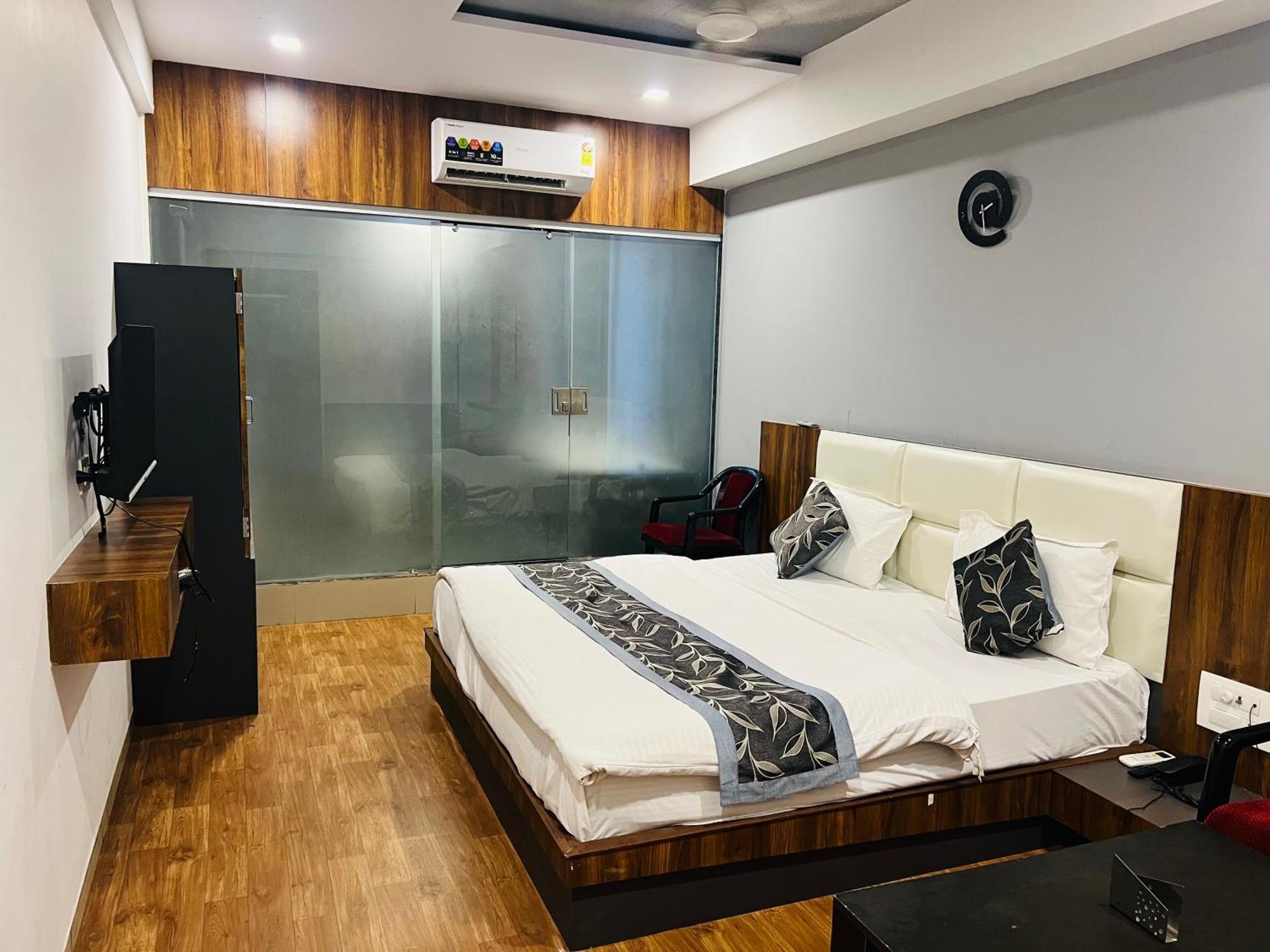 The Valentine Hotel สุรัต ภายนอก รูปภาพ