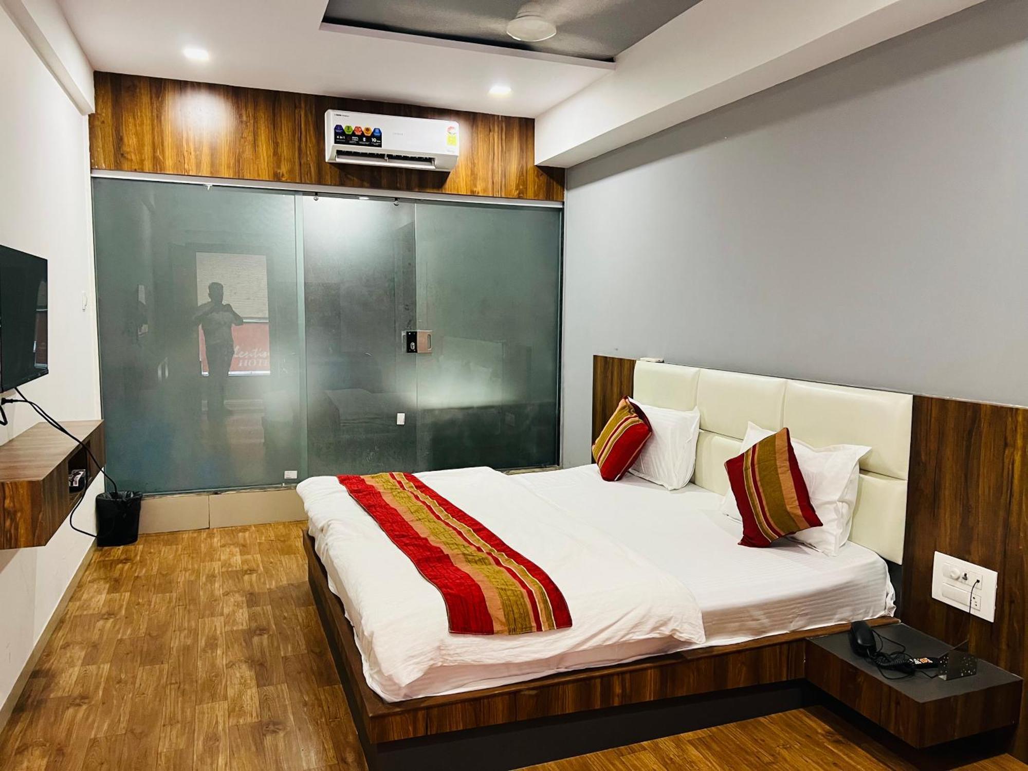 The Valentine Hotel สุรัต ภายนอก รูปภาพ
