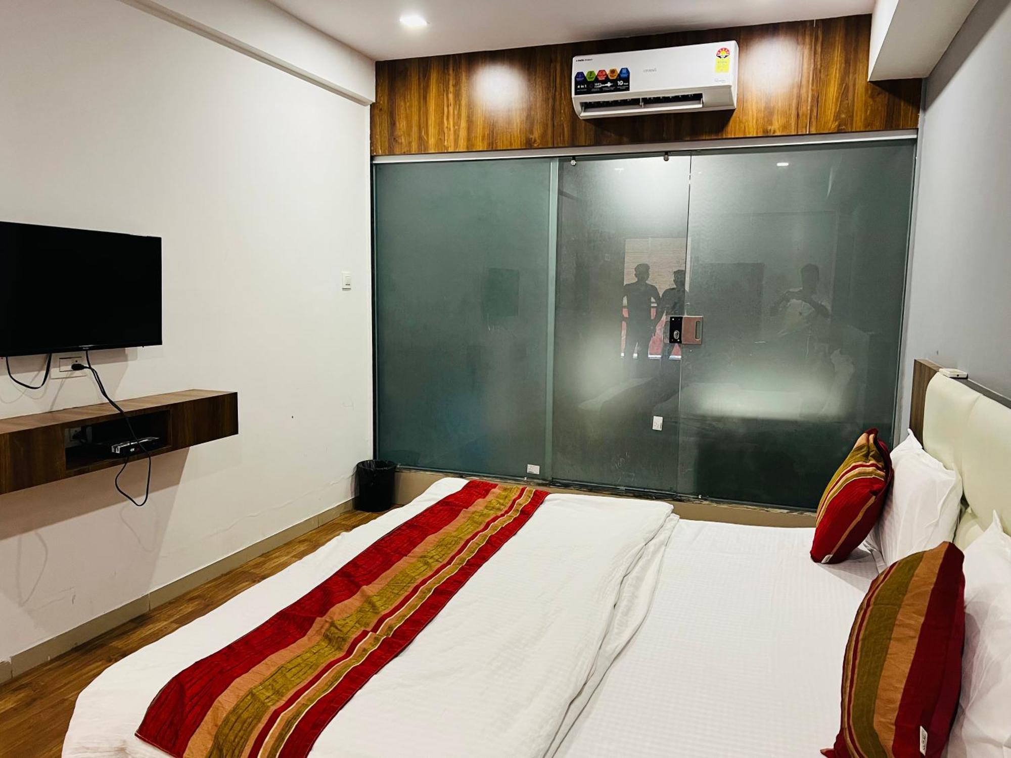 The Valentine Hotel สุรัต ภายนอก รูปภาพ